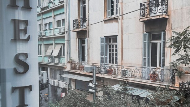 A multi-story building with balconies and a street view. - Hestia - Kolokotroni 23 (Athens)