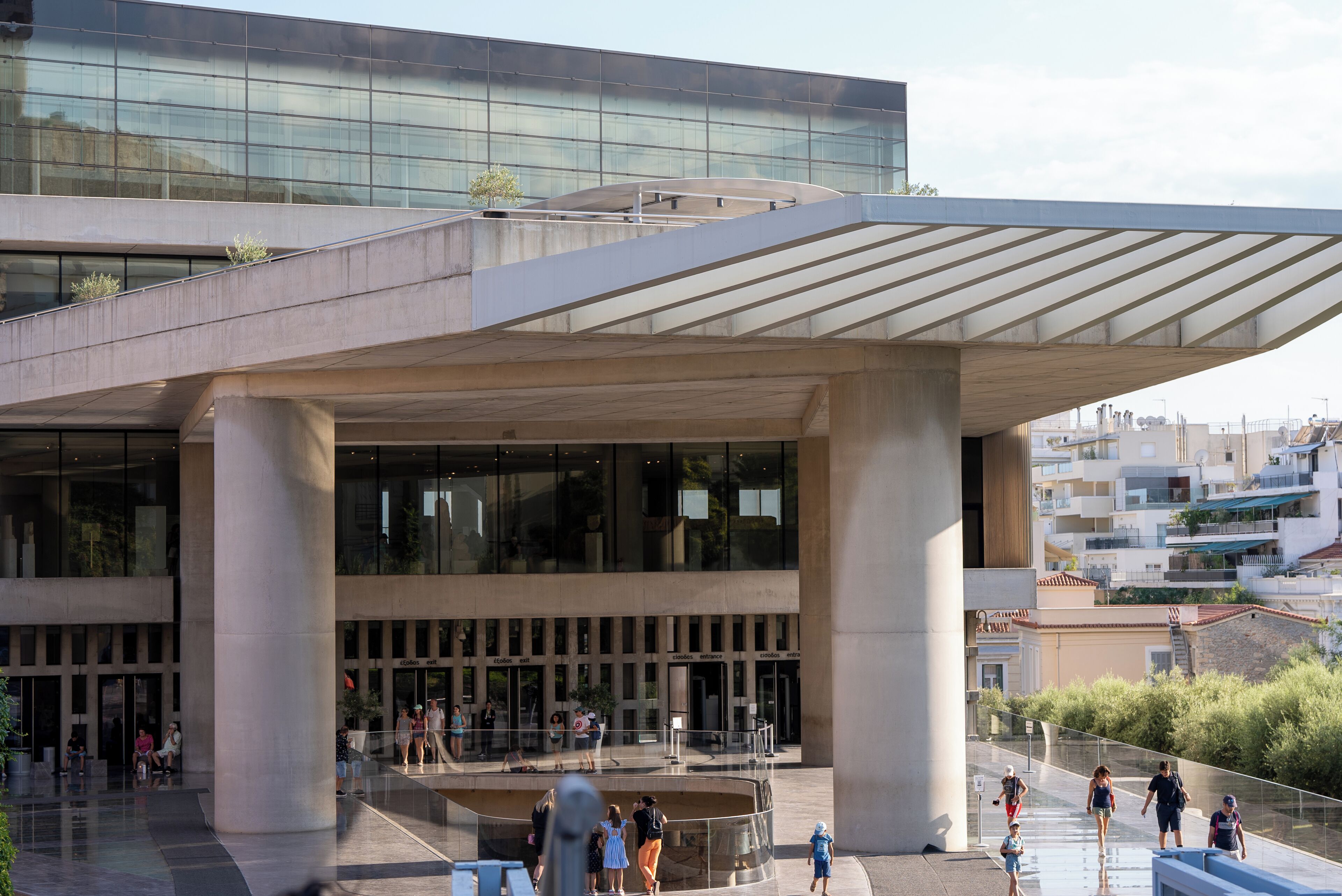 Een modern gebouw met een grote glazen gevel en een overdekte entree.