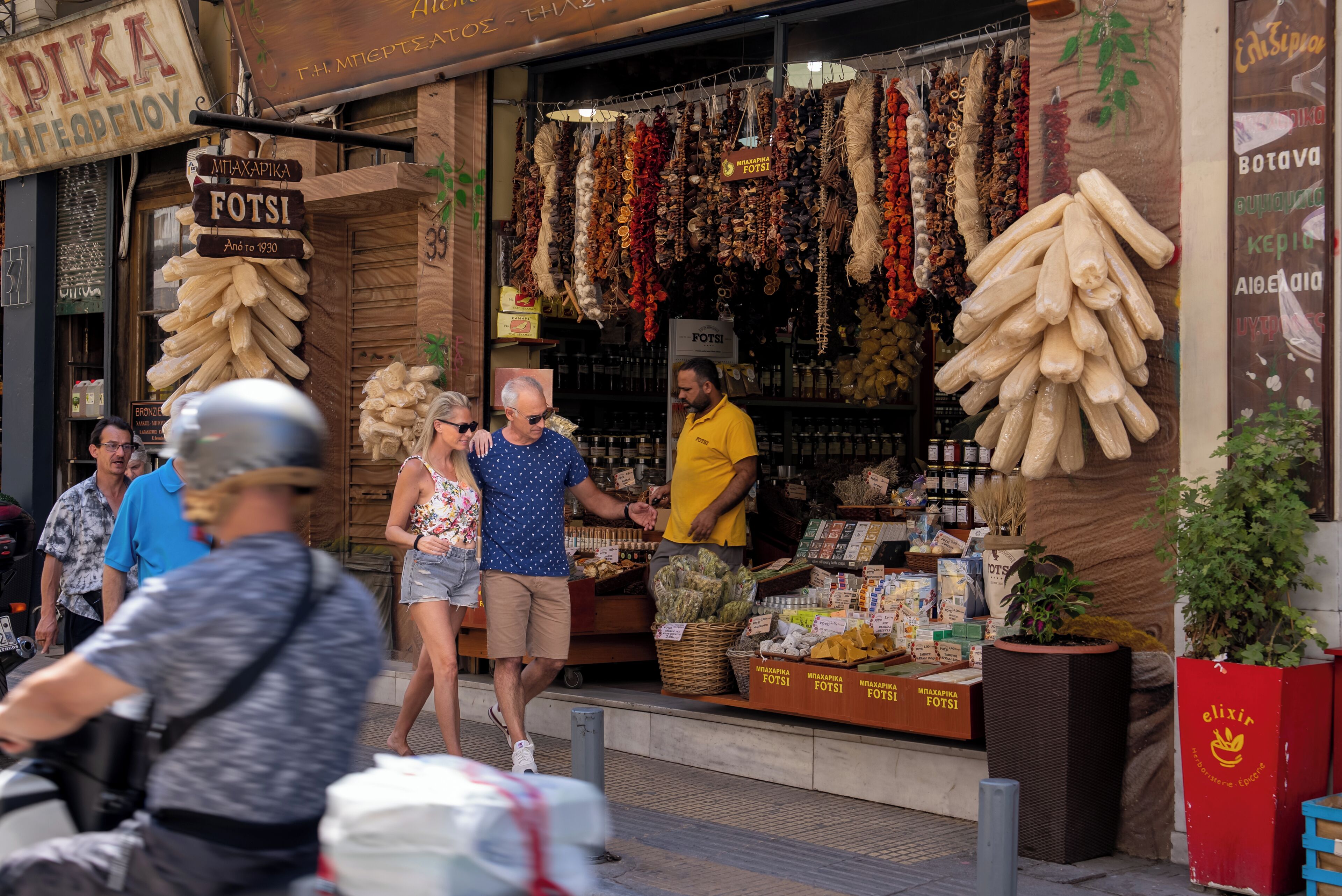 Un mercado callejero con una tienda que vende productos secos y un cartel que dice 'FOTSI'.