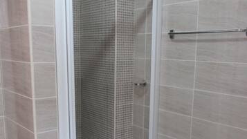 Dusche, Haartrockner, Bidet, Handtücher