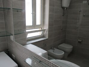 Dusche, Haartrockner, Bidet, Handtücher