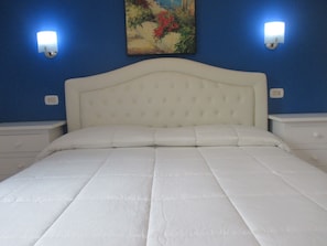 2 chambres, coffres-forts dans les chambres, fer et planche à repasser