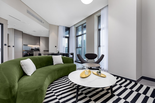 Leilighet – deluxe | Oppholdsområde | En 65-tommers smart-TV med kabel-kanaler
