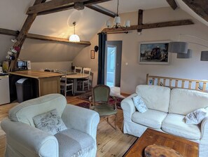 TV, fireplace, DVD player, ping pong - Spacious Gîte in Gourdon : Ideal for a Relaxing Stay in Nature (Gourdon)