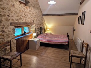 3 bedrooms, iron/ironing board, travel cot, bed sheets - Spacious Gîte in Gourdon : Ideal for a Relaxing Stay in Nature (Gourdon)
