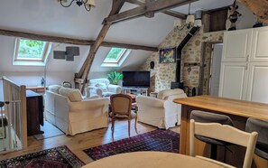 Televisión, chimenea, reproductor de DVD, mesa de ping pong