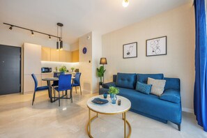 شقة في المدينة | منطقة المعيشة | تلفزيون بشاشة مسطحة