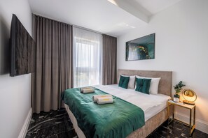 Leilighet – deluxe, 1 soverom, terrasse, byutsikt | Blendingsgardiner, lydisolert, strykejern/-brett og wi-fi (inkludert)