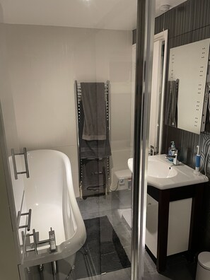 Een douche, een haardroger, handdoeken, zeep