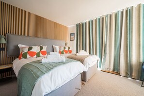 5 bedrooms, desk, free WiFi, bed sheets