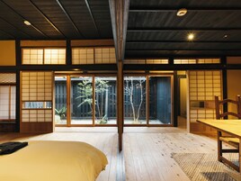 Down comforters, individually decorated, free WiFi