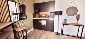 Réfrigérateur, micro-ondes, four, plaque de cuisson