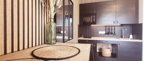 Een koelkast, een magnetron, een oven, een kookplaat