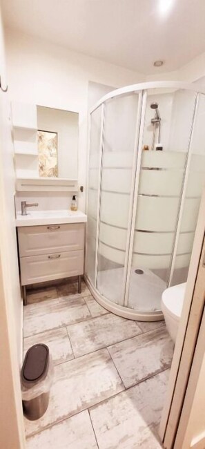 Sèche-cheveux, serviettes fournies, savon, shampoing