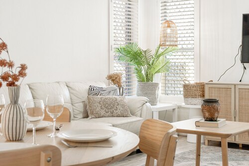 Rockingham Beach Breeze: 2BR Retreat