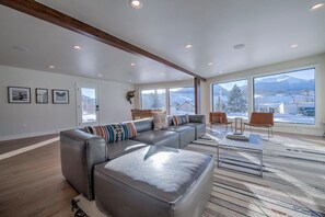 TV, fireplace - Mountaineer Lodge - 5BR Retreat with a VIEW! (Silverthorne)