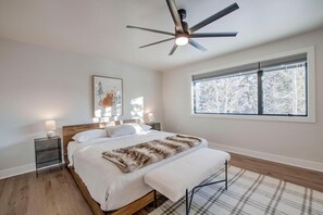 5 bedrooms, iron/ironing board, travel cot, WiFi - Mountaineer Lodge - 5BR Retreat with a VIEW! (Silverthorne)