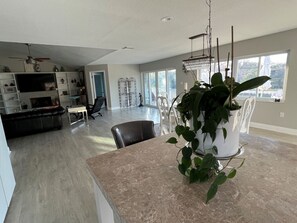 スマートテレビ、暖炉、書庫