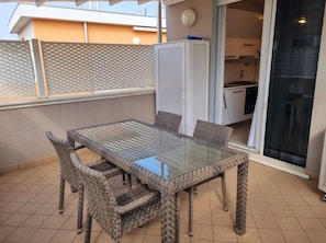 Outdoor dining - Fully Equipped Apartment With Shared Pool (San Michele al Tagliamento)