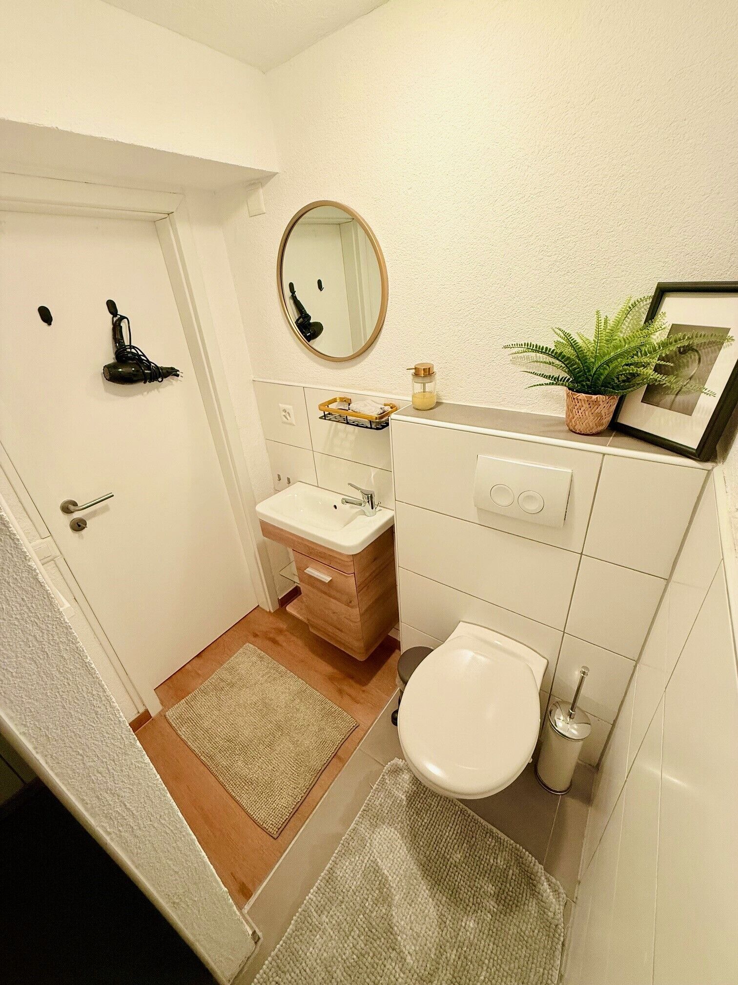 Regadera, secadora de cabello, toallas, jabón 