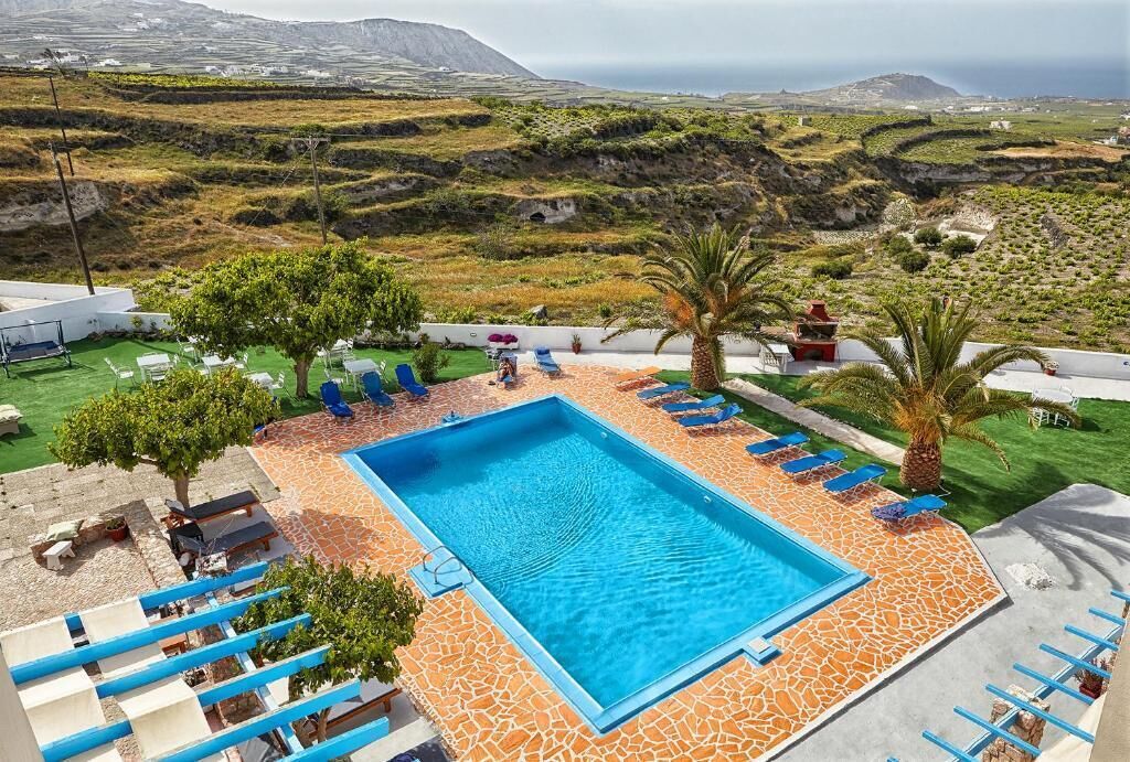 Une piscine avec vue sur le paysage.