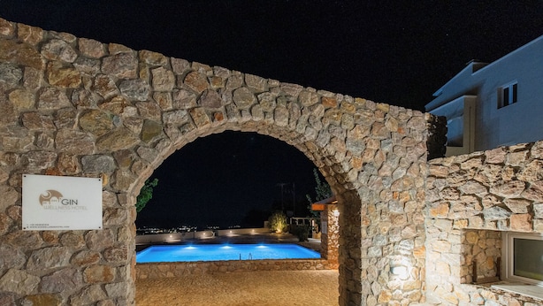 A stone archway leading to a swimming pool at a wellness hotel. - GIN Wellness Hotel (Santorini)