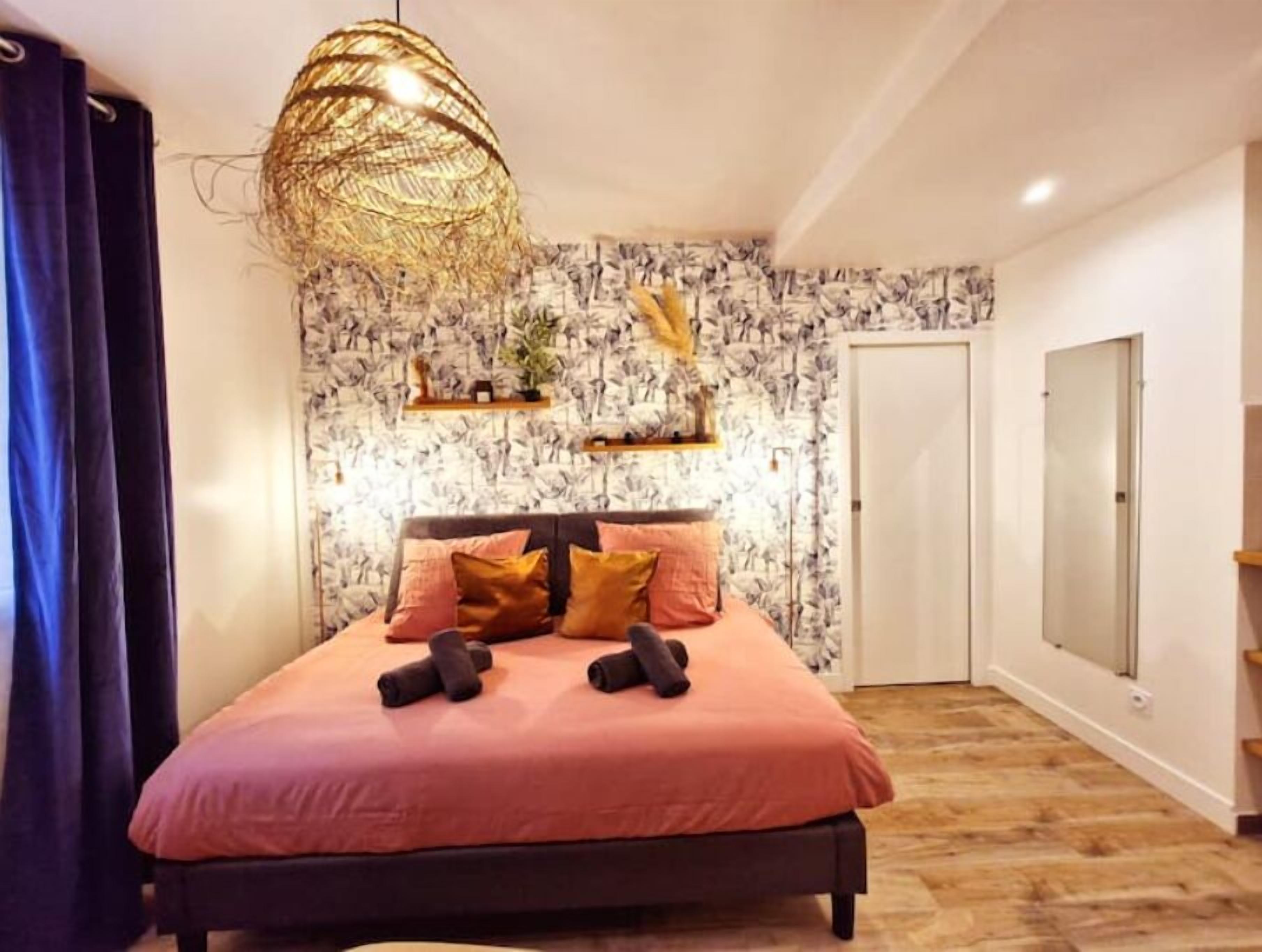 Iron/ironing board, travel cot, free WiFi, bed sheets