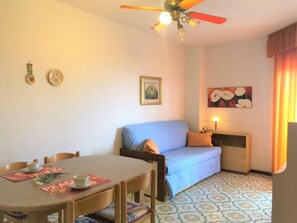 Departamento, 1 habitación, balcón, vista al jardín | Sala de estar