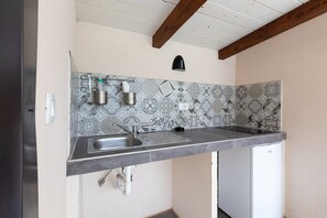 Kühlschrank, Mikrowelle, Herdplatte, Geschirrspüler