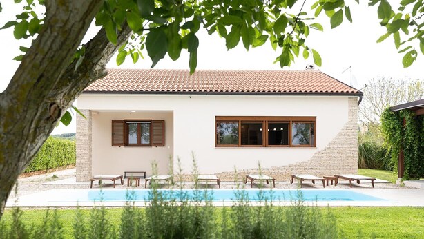 A two-story house with a swimming pool, outdoor seating, and a garden. - Villa Casa Kalandra ZadarVillas (Rovinj)