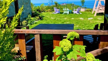 Bungalow familiar, varias camas, vista al mar, en el área del jardín | Terraza o patio