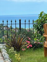 Deluxe-íbúðarhús á einni hæð - mörg rúm - sjávarsýn - vísar að garði | Útsýni yfir dal