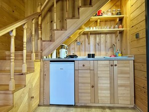 Peti sejuk mini, dapur, kerusi tinggi 