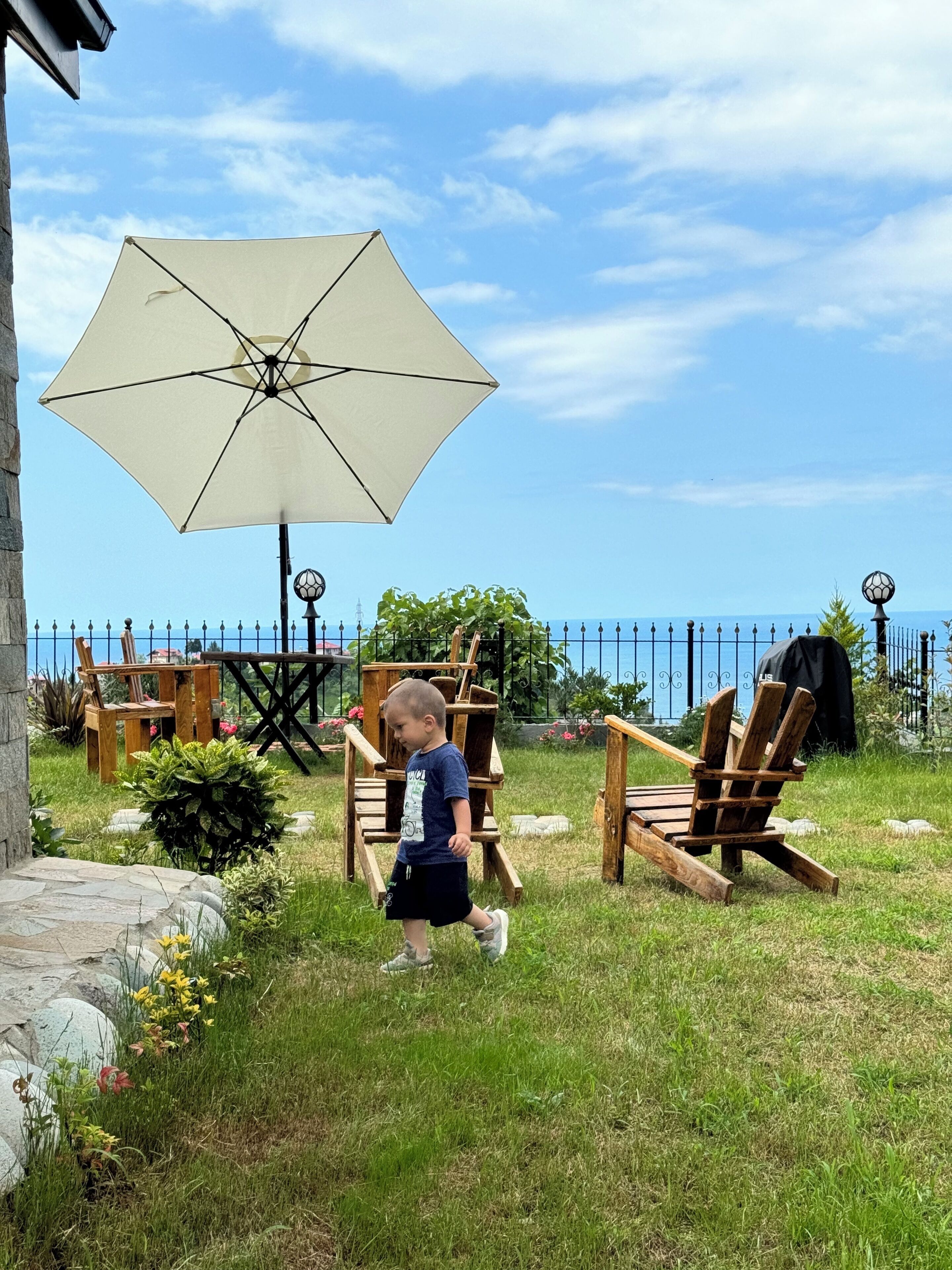 Deluxe-bungalow, useita sänkyjä, merinäköala, puutarha-alue | Näkymä puutarhaan