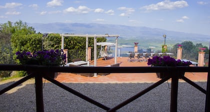 Private holiday house with pool in the heart of Tuscany