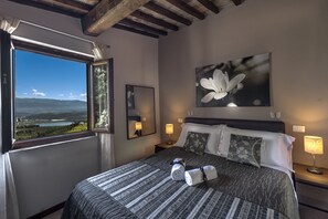 5 habitaciones, escritorio y tabla de planchar con plancha