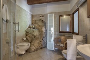 Shower, eco-friendly toiletries, hair dryer, bidet - Private holiday house with pool in the heart of Tuscany (Cavriglia)