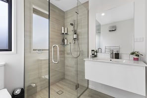 Een douche, een haardroger, handdoeken, zeep