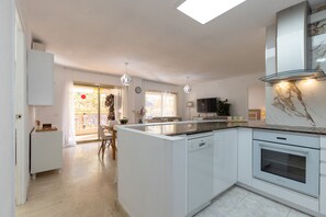 Fridge, microwave, oven, dishwasher - 2-Bedroom Apartment with air conditioning and Pool · UHC MICHELANGELO 238 (Salou)