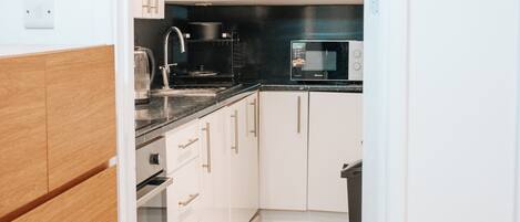 Casa | Cucina privata | Frigorifero, microonde, forno, piano cottura