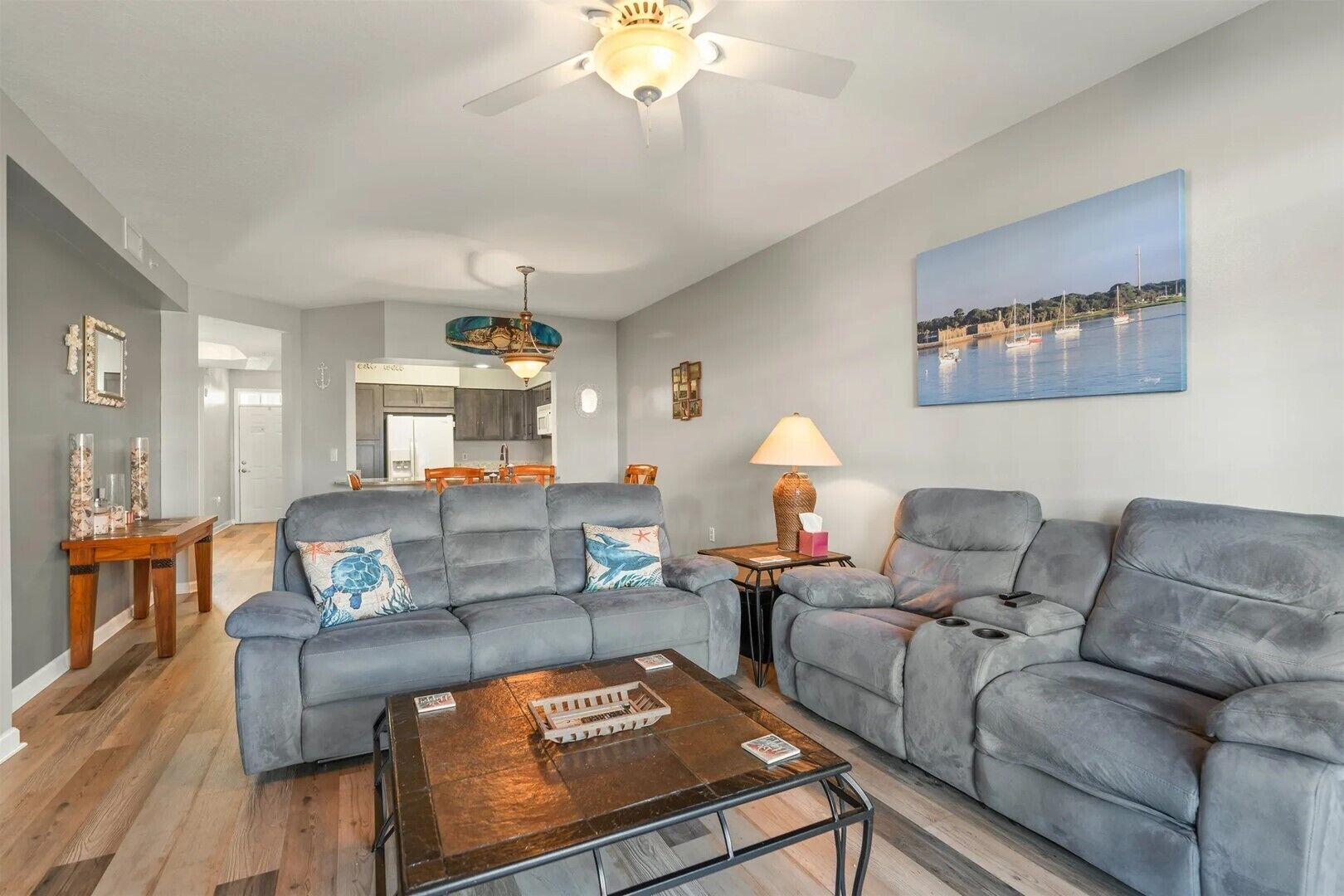 テレビ、DVD プレーヤー、書庫、書斎 / ワークスペース