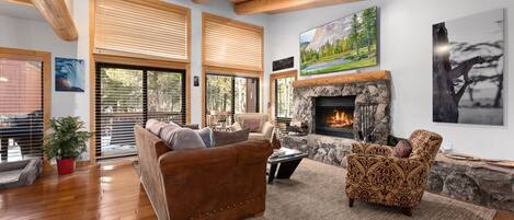 Televisión, chimenea y estéreo