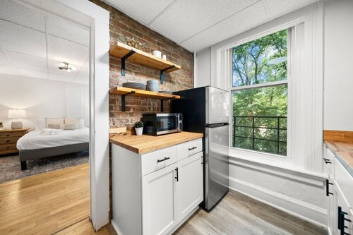 Comfy 1BR with Parking | Near UC, Zoo, Downtown