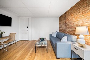 Smart TV - Comfy 1BR with Parking | Near UC, Zoo, Downtown (Cincinnati)