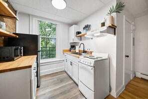 Een koelkast, een microgolfoven, een oven, een kookplaat