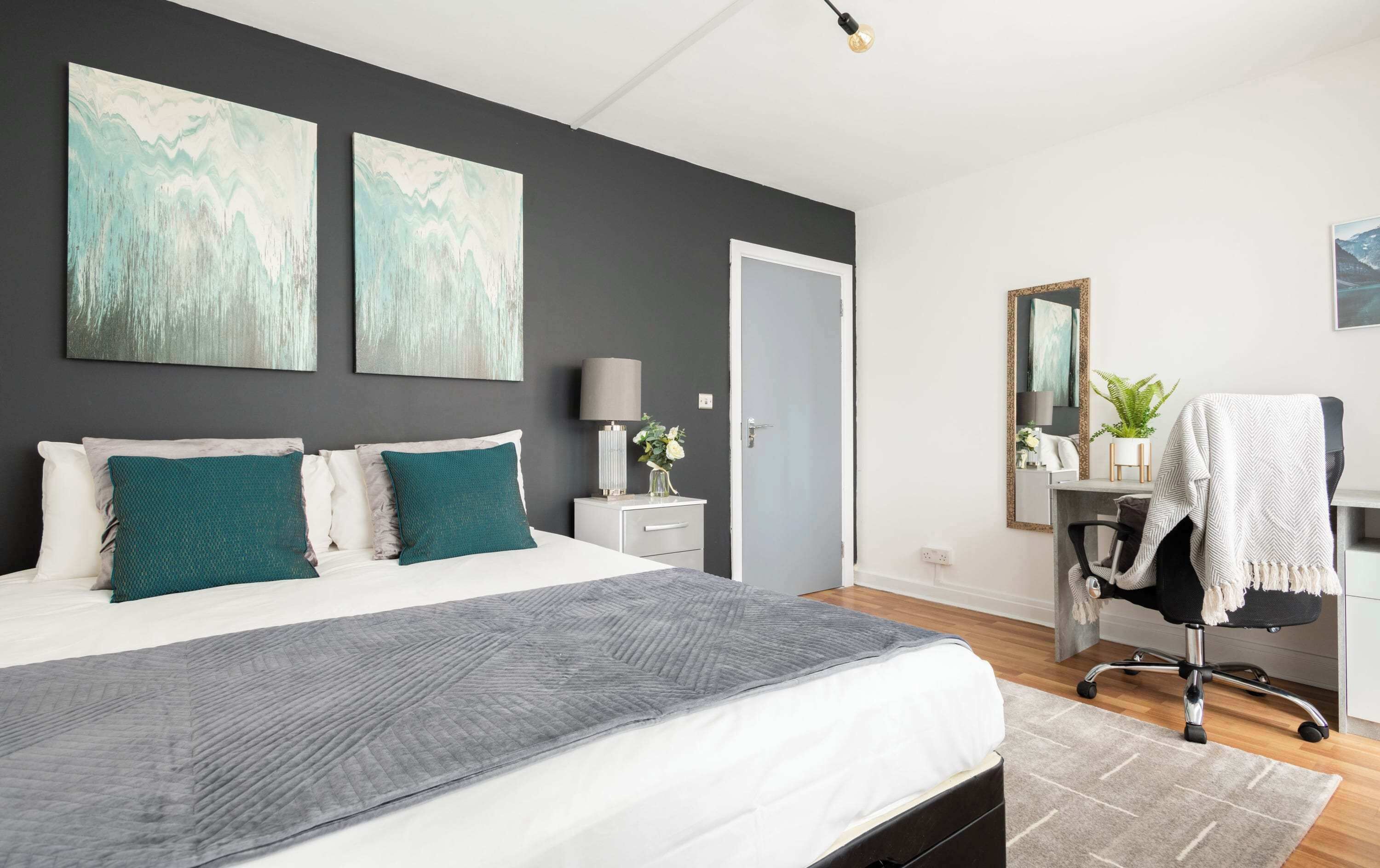 4 slaapkamers, een bureau, een strijkplank/strijkijzer, wifi