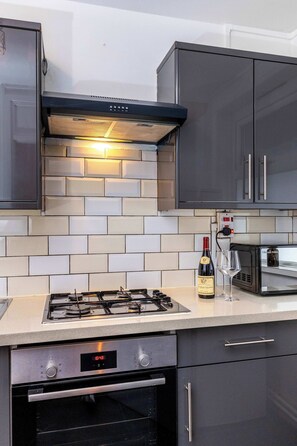 Kühlschrank, Mikrowelle, Ofen, Herdplatte