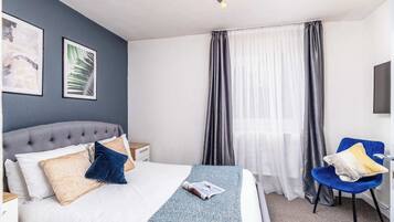 4 habitaciones, escritorio, tabla de planchar con plancha y wifi