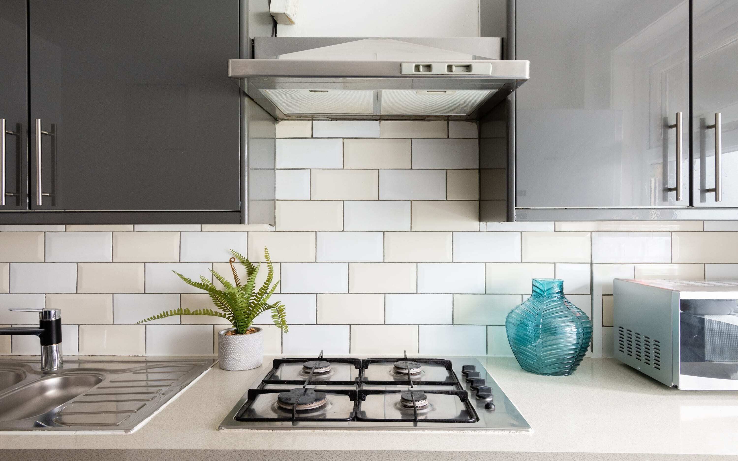 冷蔵庫、電子レンジ、オーブン、コンロ