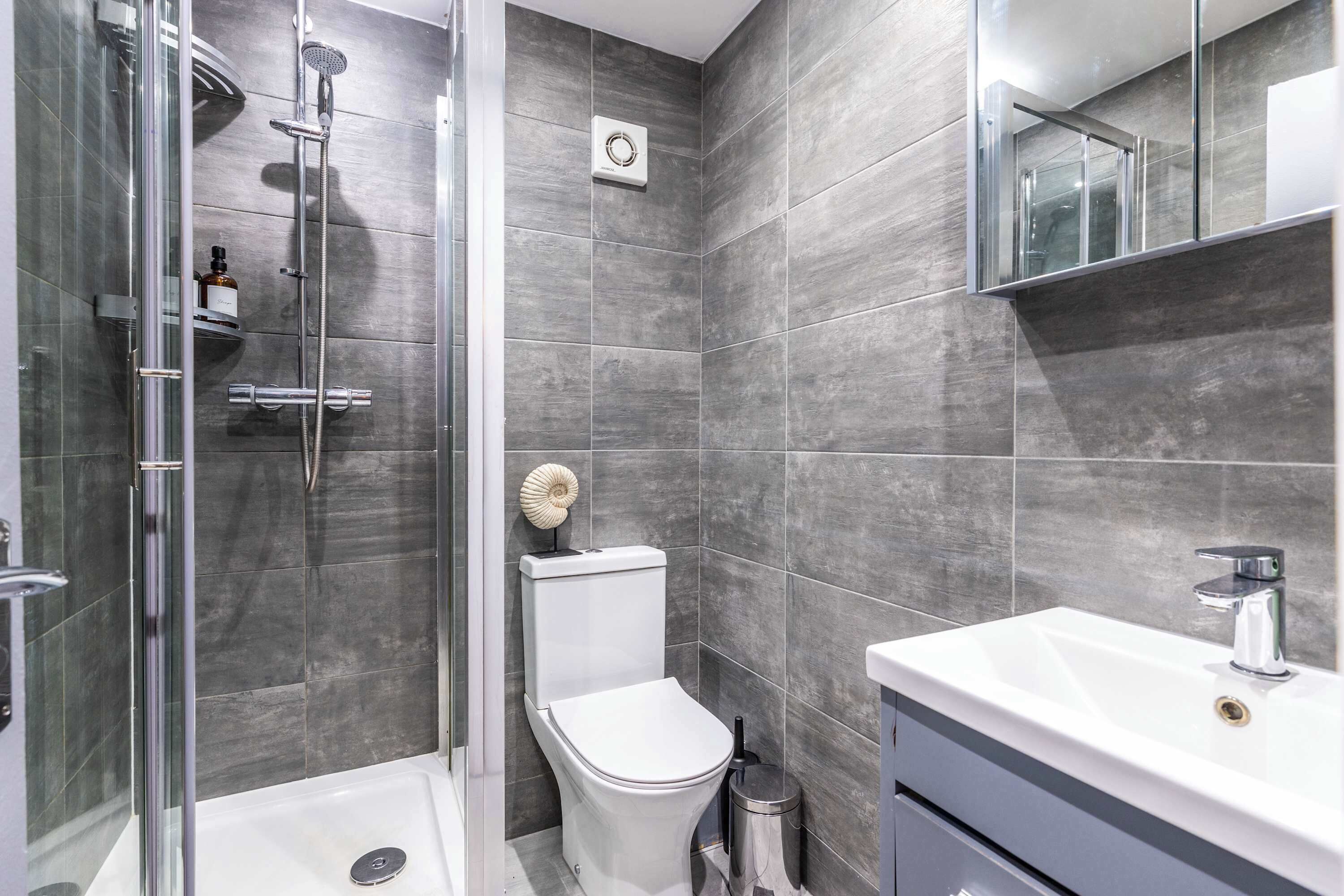 Regadera, secadora de cabello, toallas, shampoo 